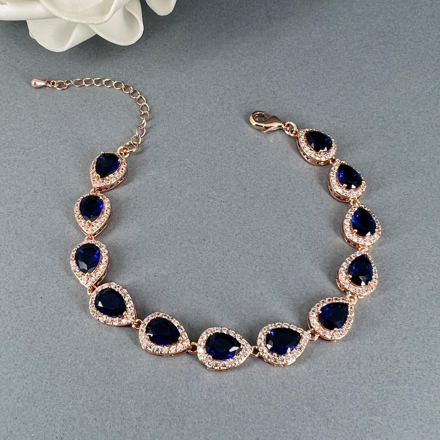Cori CZ Bracelet en forme de goutte d'eau bleu saphir plaqué or rose