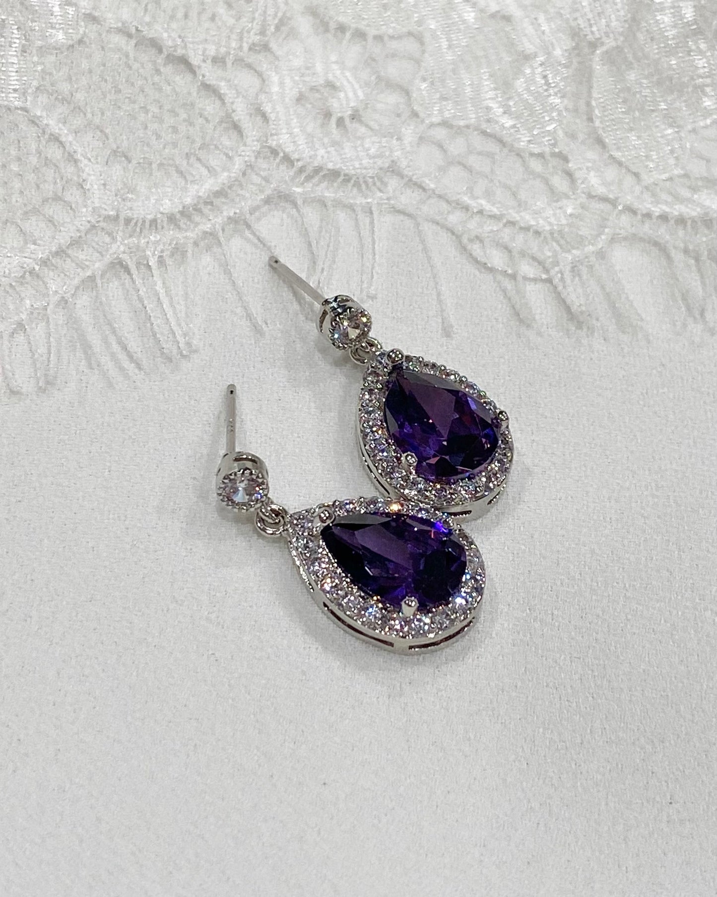 Kasey CZ Petites boucles d'oreilles pendantes en forme de larme avec améthyste