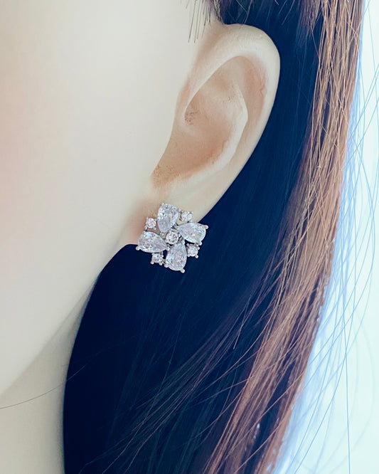 Boucles d'oreilles à tige en forme de fleur classique Kaelee CZ