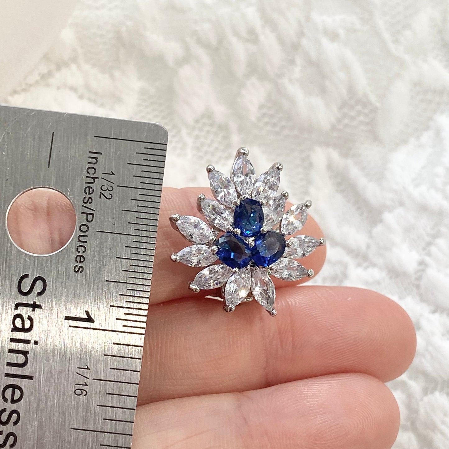 Boucles d'oreilles à clips Macie CZ Something Blue Flower