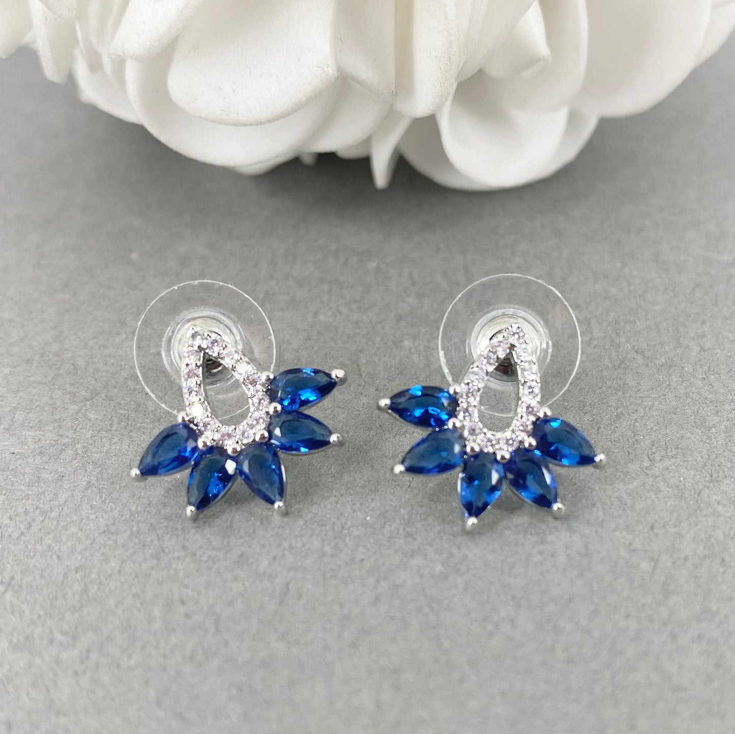 Boucles d'oreilles à tige avec zircones bleues Sandy Something