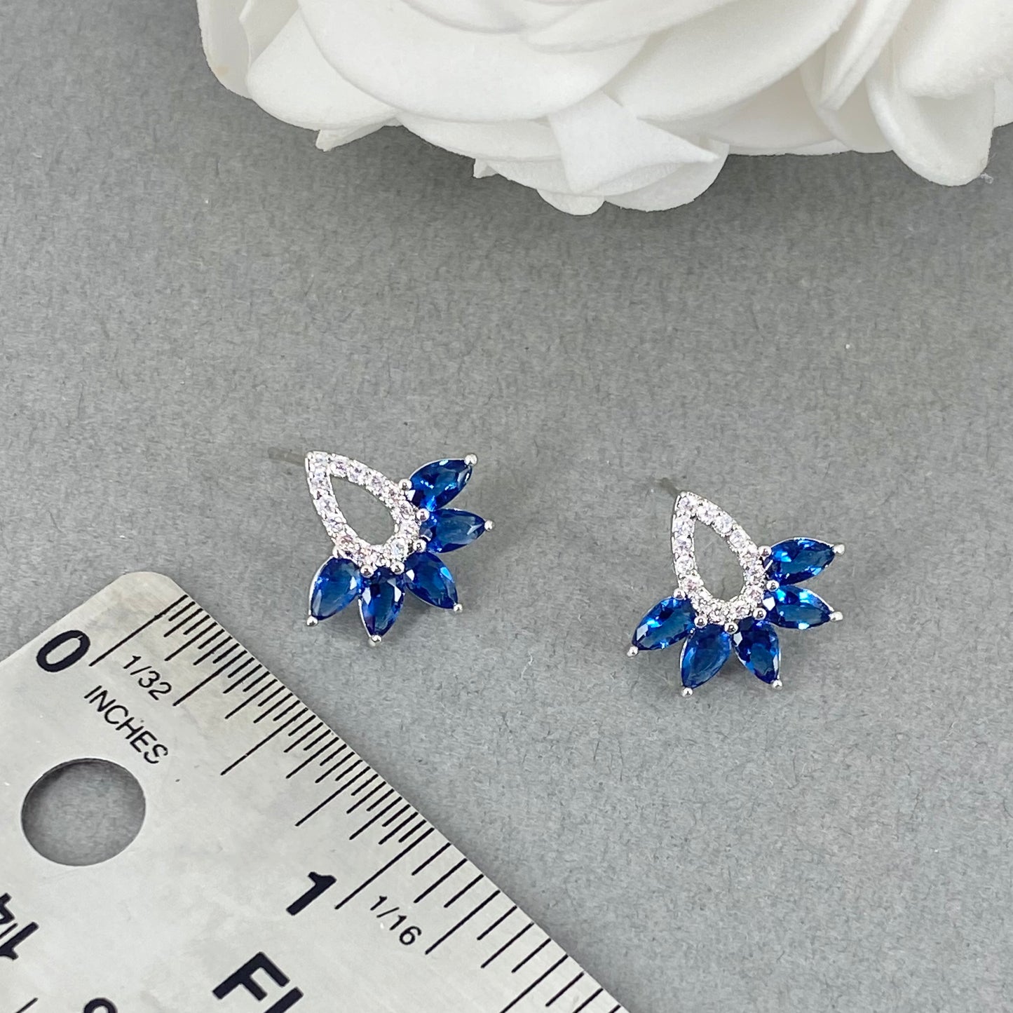 Boucles d'oreilles à tige avec zircones bleues Sandy Something