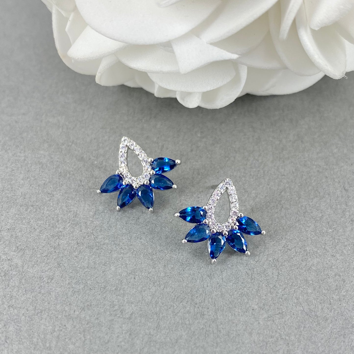Boucles d'oreilles à tige avec zircones bleues Sandy Something