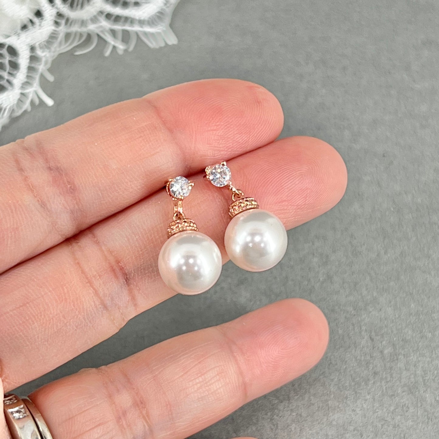 Boucles d'oreilles pendantes Acadia CZ en or rose avec perles de 10 mm