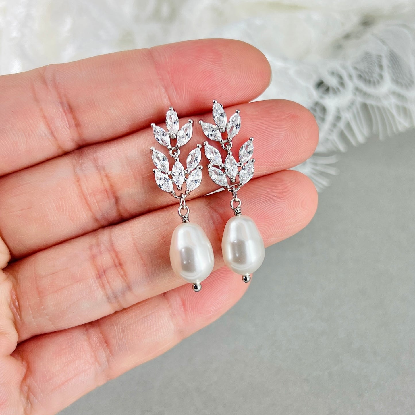 Ensemble collier et boucles d'oreilles Paige 2 pièces en zircone cubique avec fond floral et perles