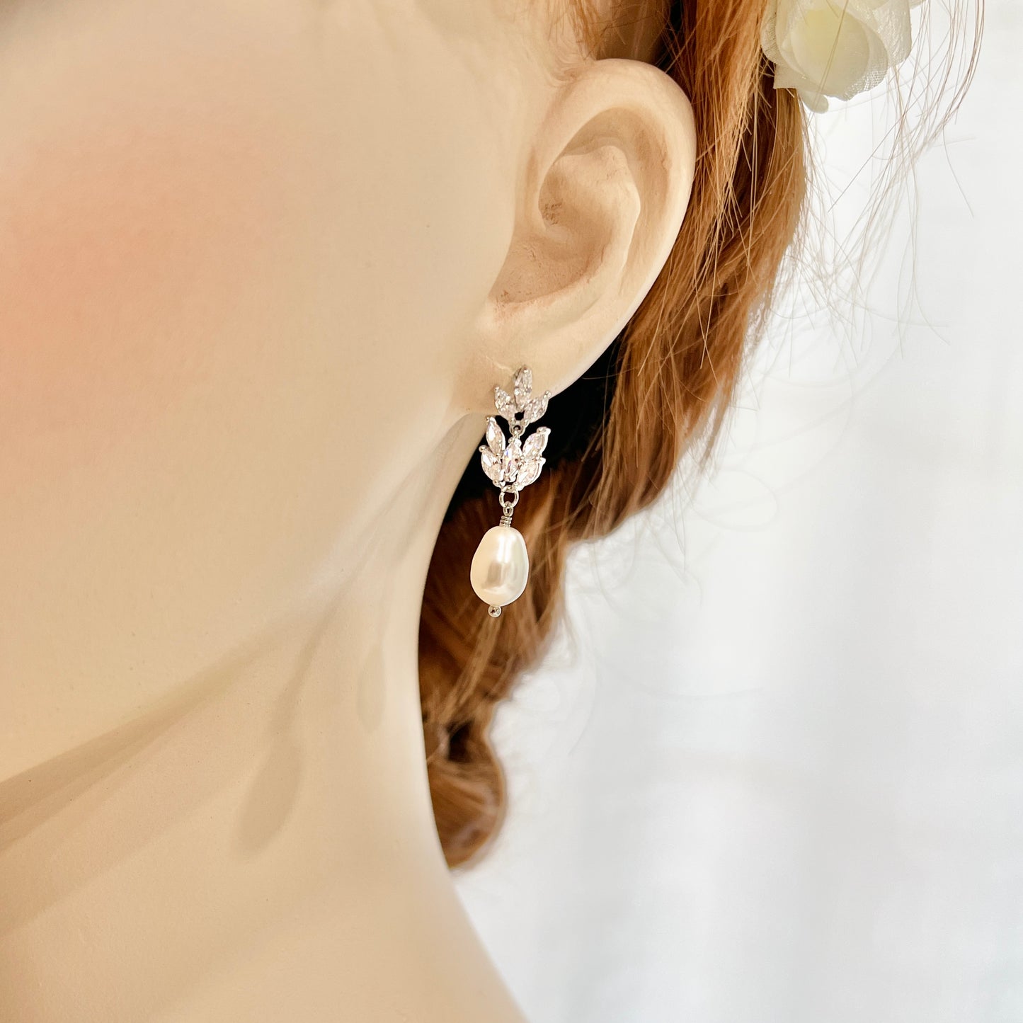 Ensemble collier et boucles d'oreilles Paige 2 pièces en zircone cubique avec fond floral et perles
