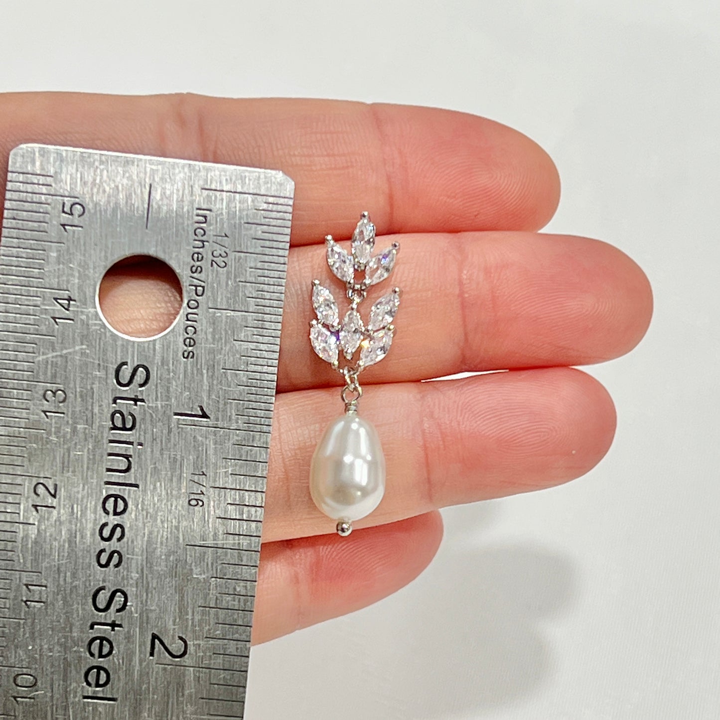 Ensemble collier et boucles d'oreilles Paige 2 pièces en zircone cubique avec fond floral et perles