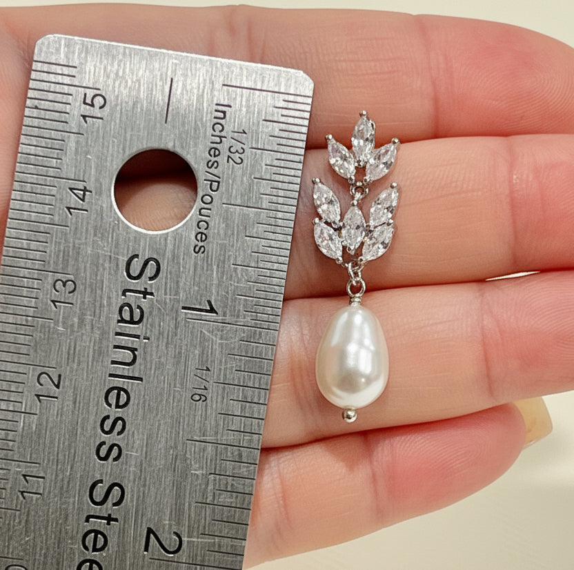 Ensemble collier et boucles d'oreilles Paige 2 pièces en zircone cubique avec fond floral et perles