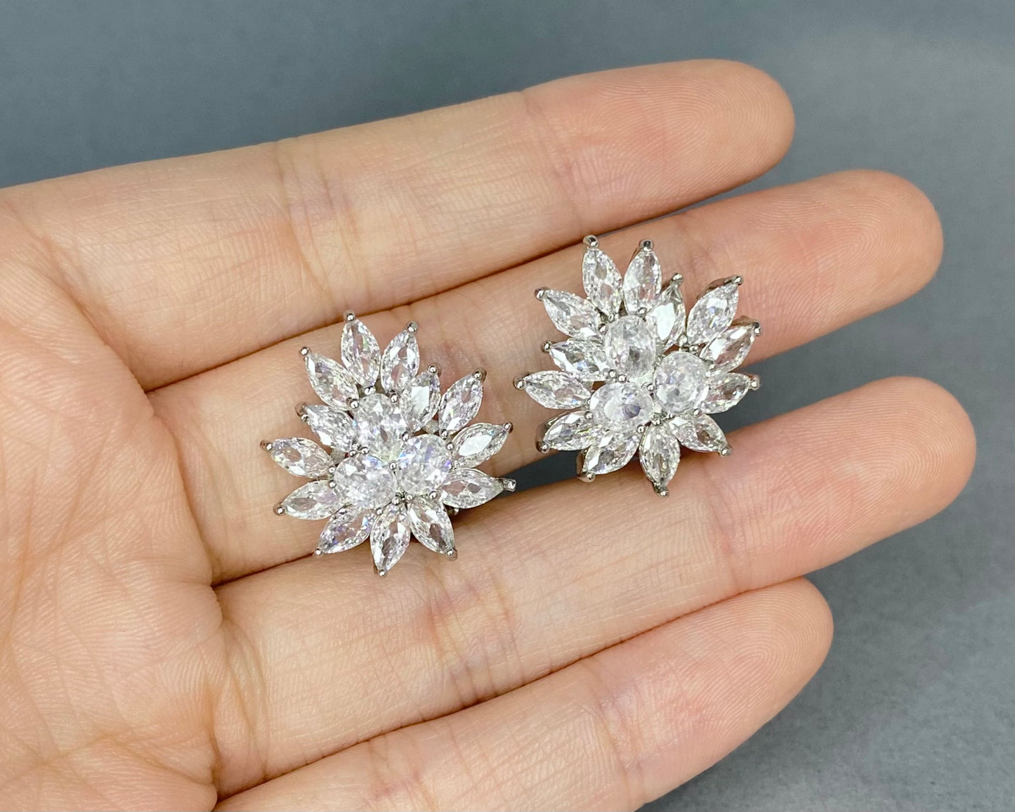 Boucles d'oreilles à clips Macie CZ Something Blue Flower