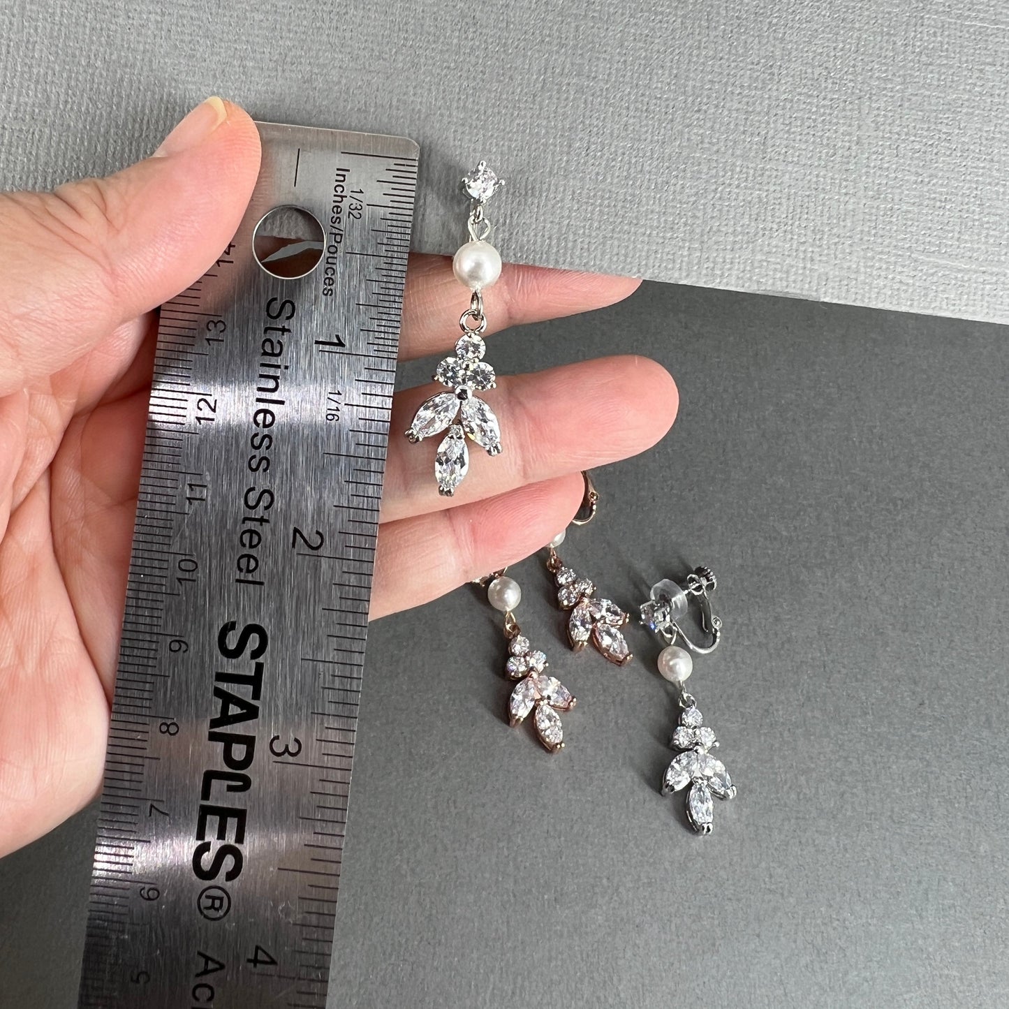 Lila 2pcs CZ feuille et collier de perles blanches et boucles d'oreilles à clipser