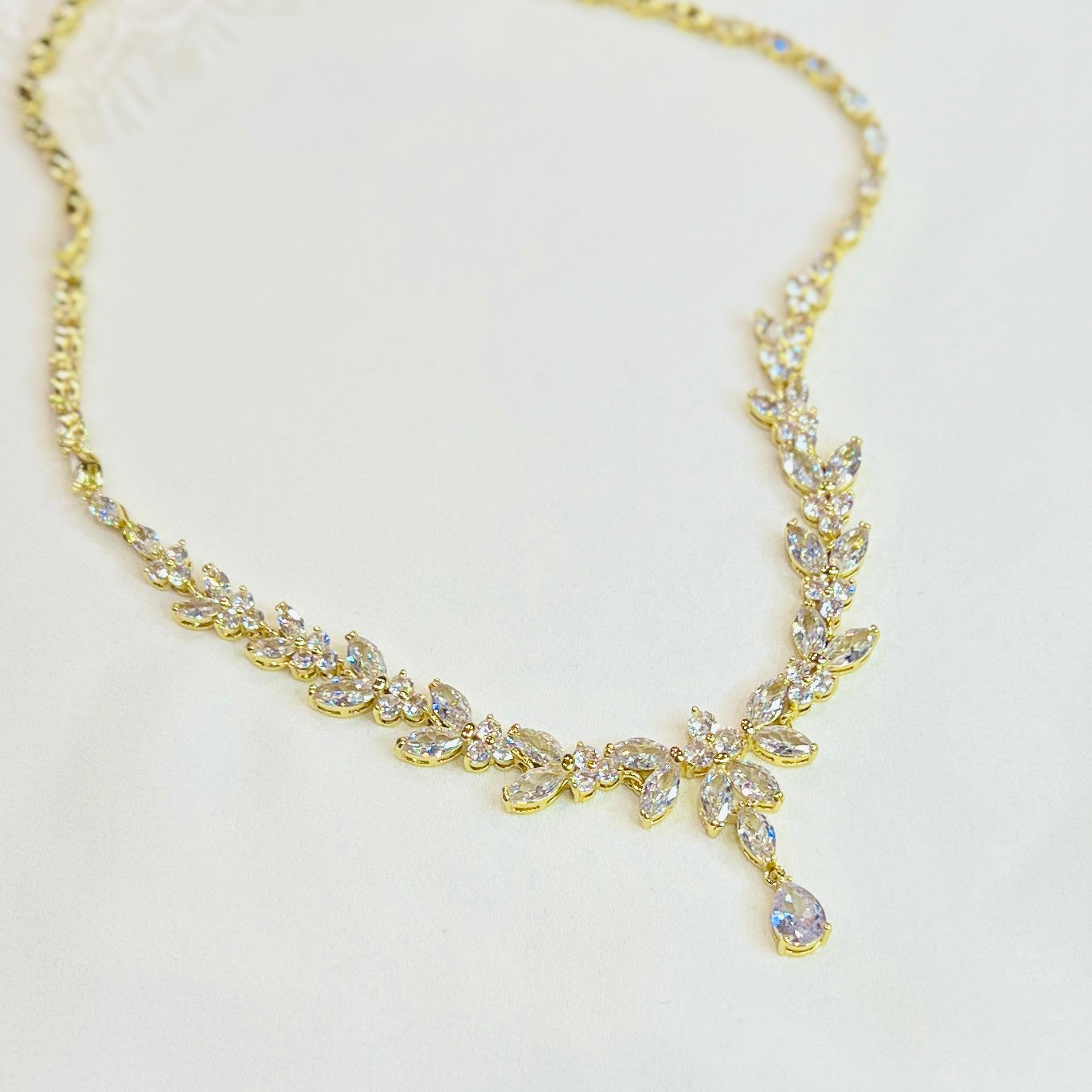 Ensemble collier et boucles d'oreilles Lyne plaqué or 18 carats 2 pièces