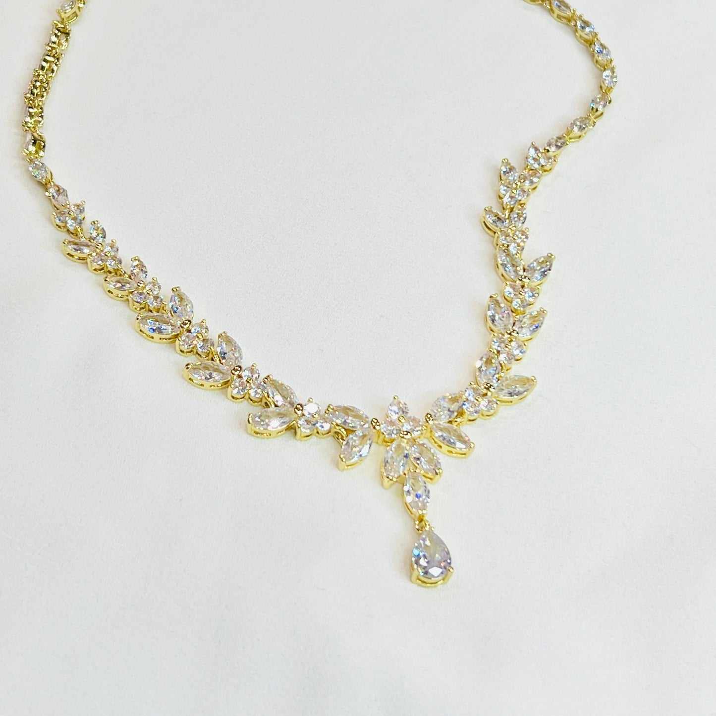 Ensemble collier et boucles d'oreilles Lyne plaqué or 18 carats 2 pièces