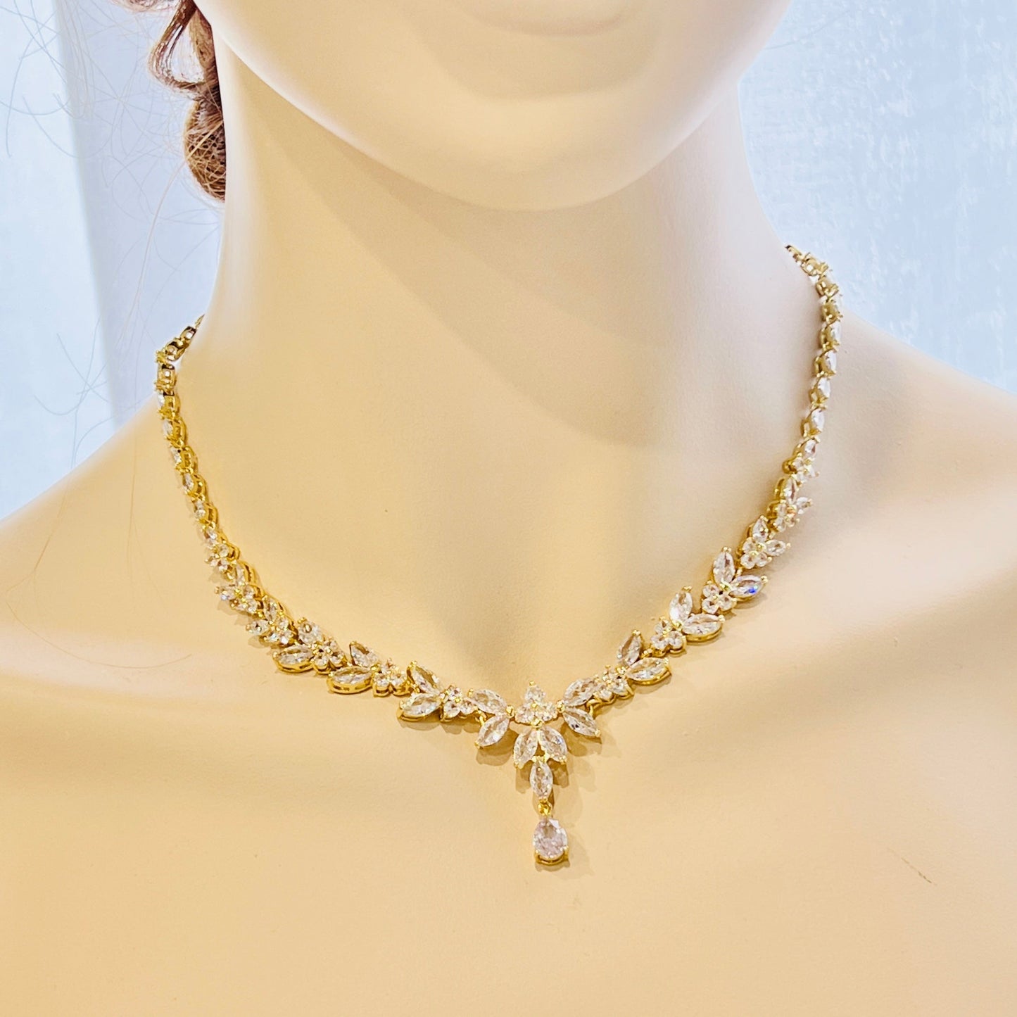 Ensemble collier et boucles d'oreilles Lyne plaqué or 18 carats 2 pièces