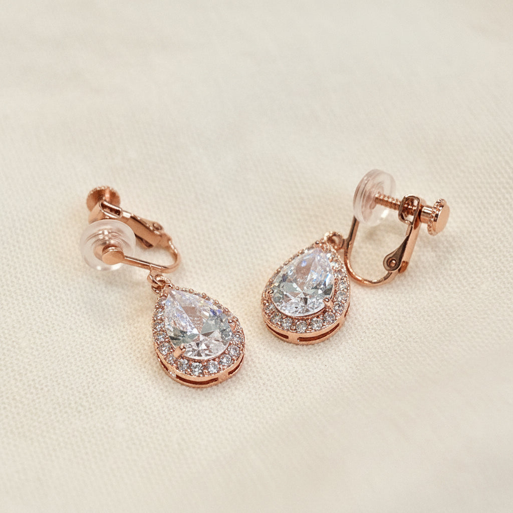 Petites boucles d'oreilles à clips en forme de goutte Marta CZ