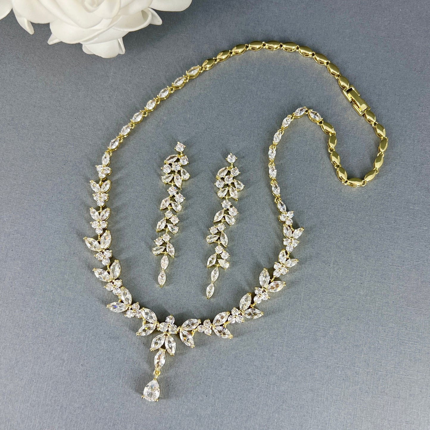 Ensemble collier et boucles d'oreilles Lyne plaqué or 18 carats 2 pièces