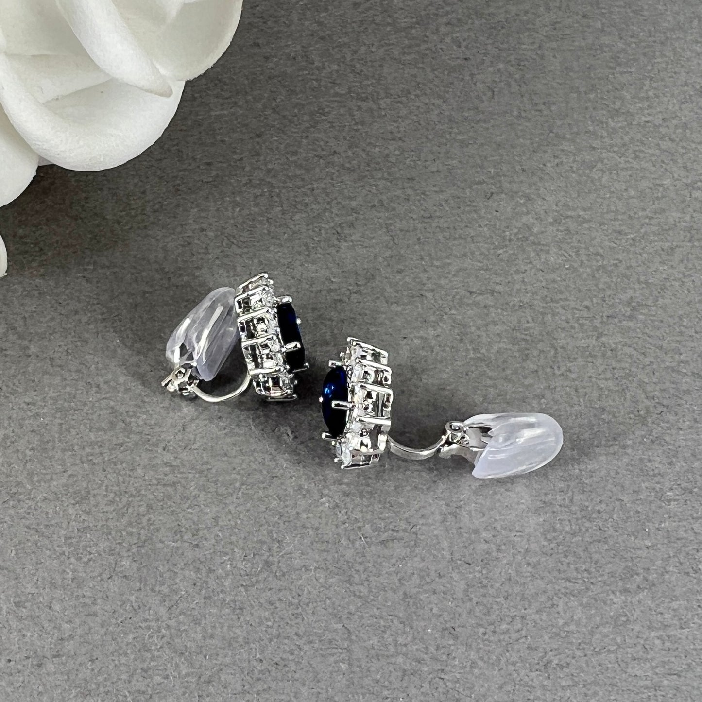 Boucles d'oreilles à clips ovales Mia CZ Something Blue