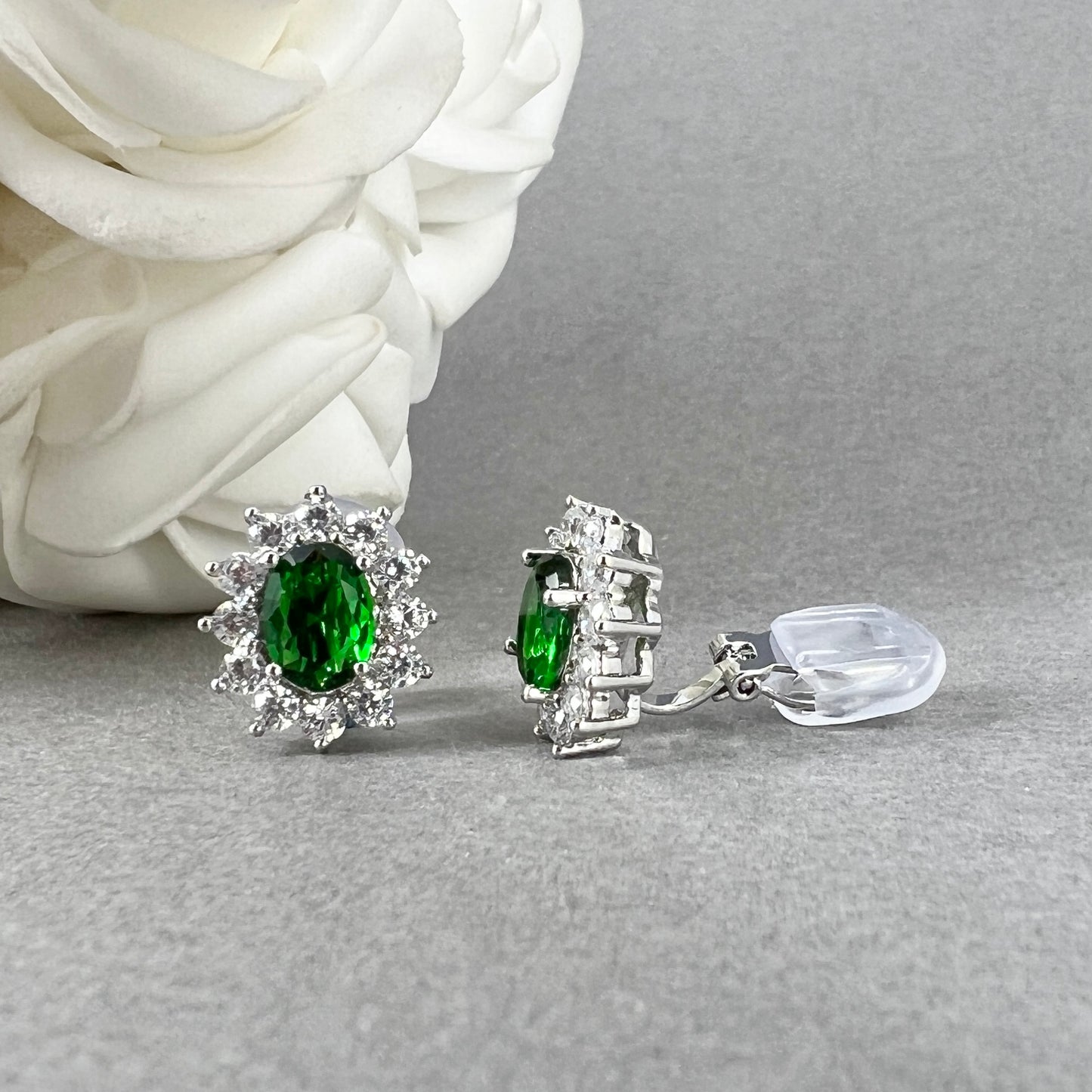 Boucles d'oreilles à clips ovales vert émeraude Misha CZ