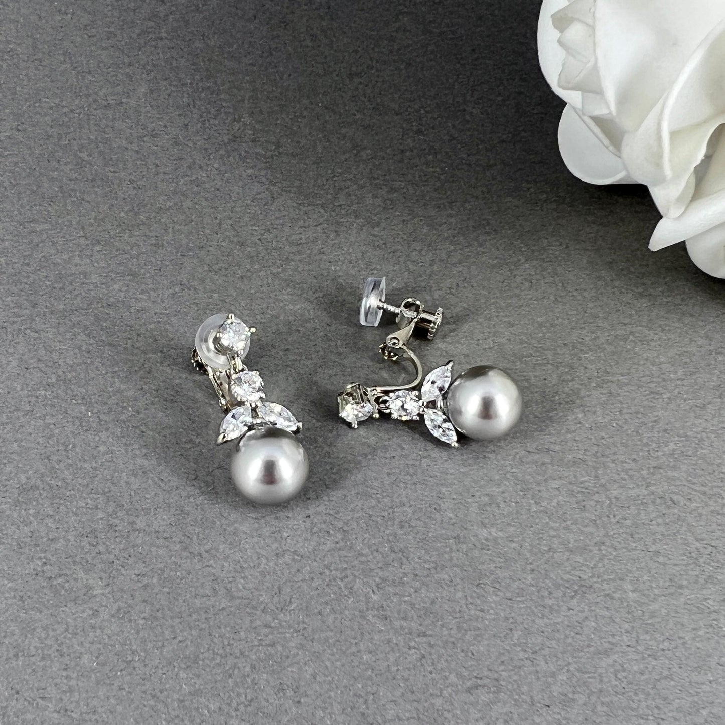 Ensemble 2 colliers et boucles d'oreilles à clips Liley en zircone cubique et perles grises