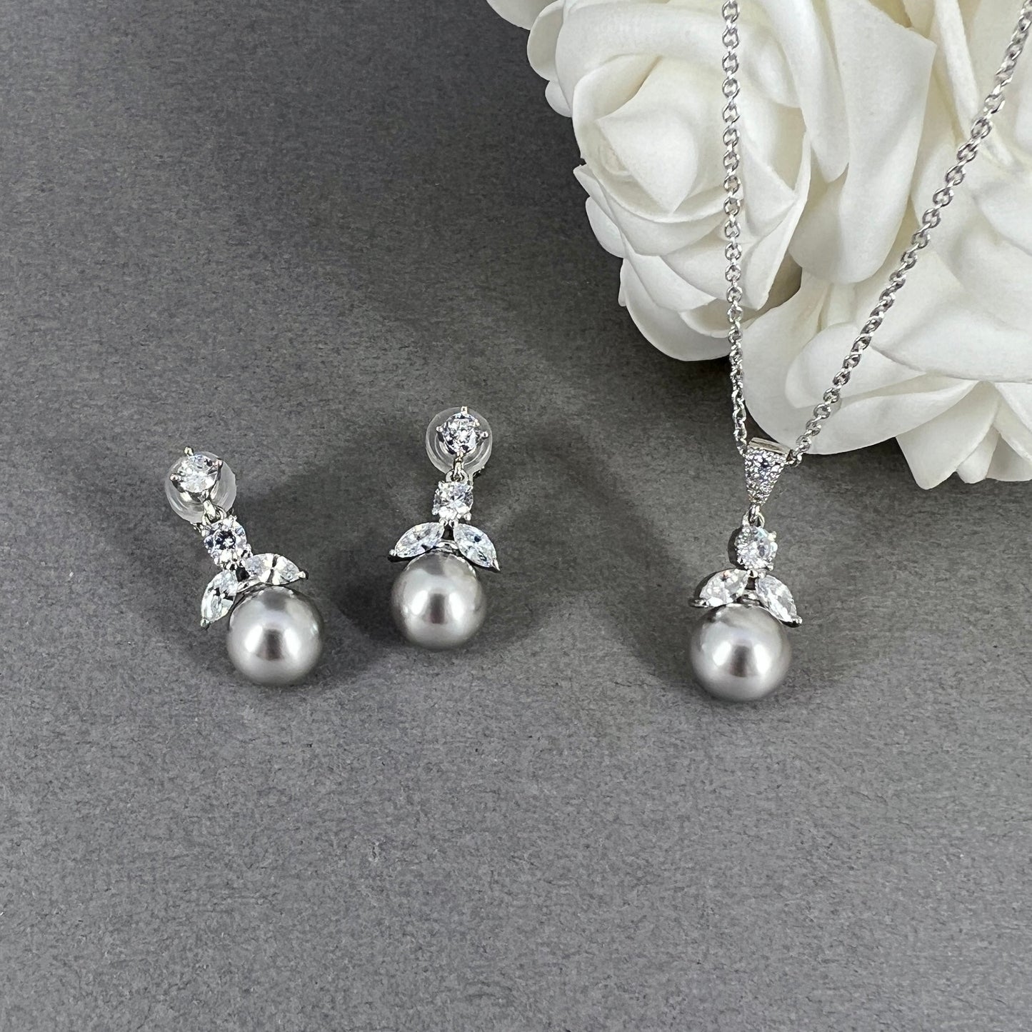 Ensemble 2 colliers et boucles d'oreilles à clips Liley en zircone cubique et perles grises