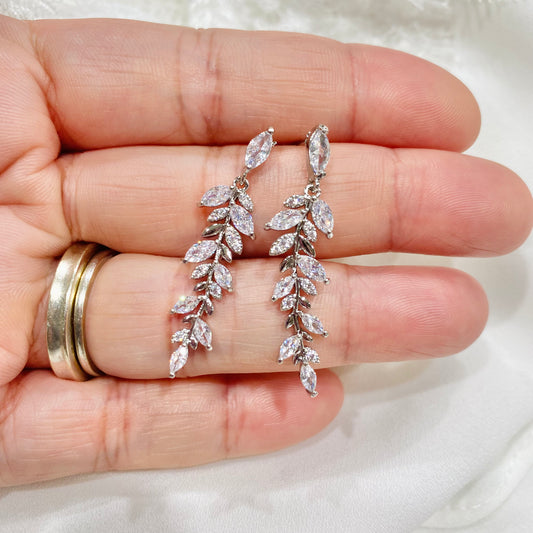 Boucles d'oreilles pendantes petites feuilles Kate CZ