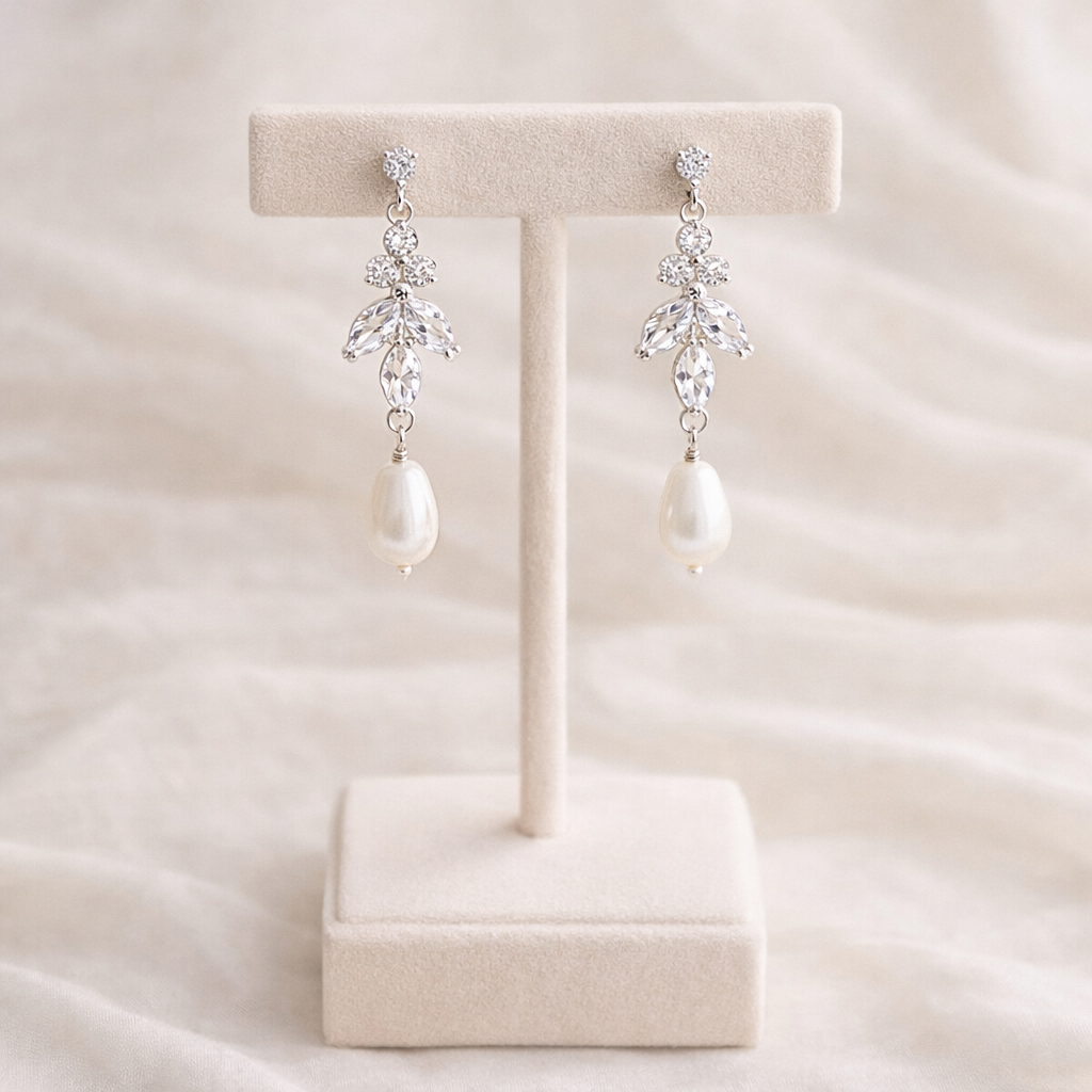 Boucles d'oreilles pendantes feuille d'acacia CZ et perle de poire