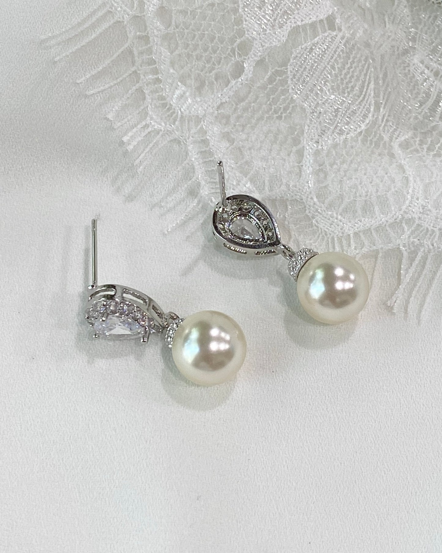 Lux Cream Pearl Necklace and Earrings Set