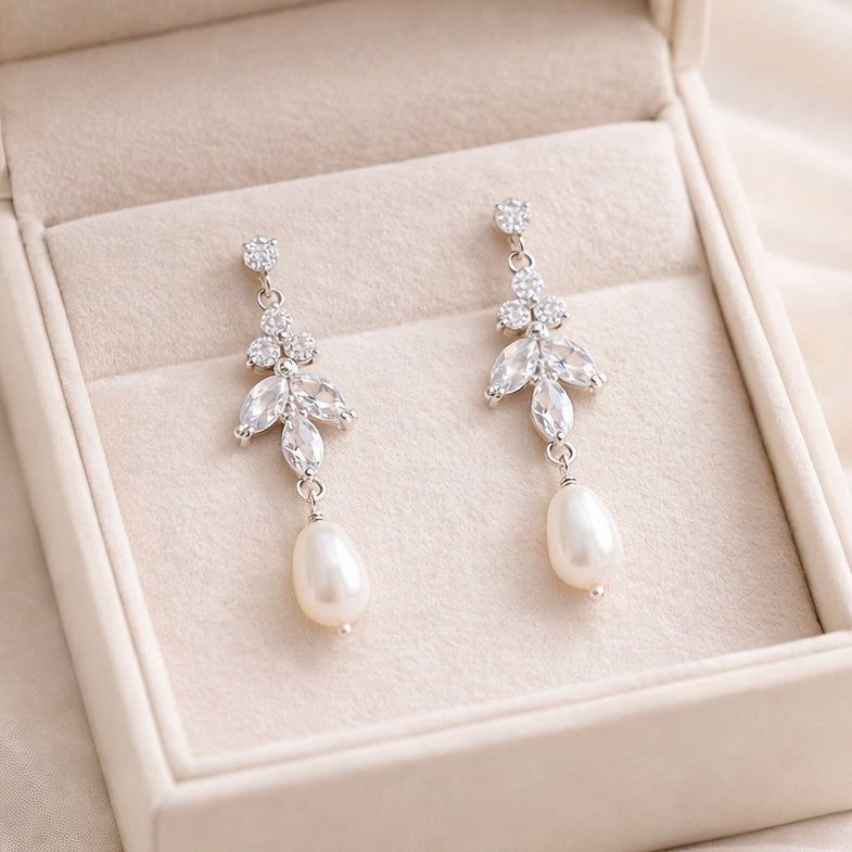 Boucles d'oreilles pendantes feuille d'acacia CZ et perle de poire
