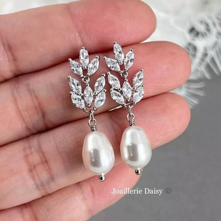 Boucles d'oreilles pendantes en forme de poire et à motif floral Aaliyah CZ