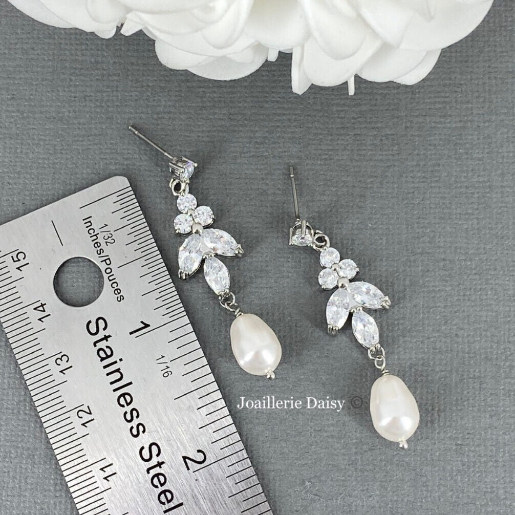 Boucles d'oreilles pendantes feuille d'acacia CZ et perle de poire