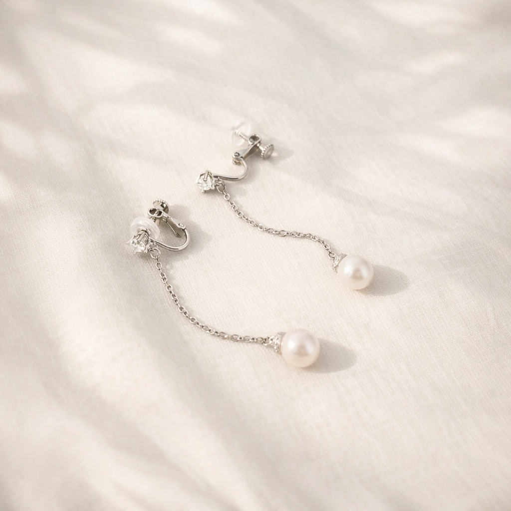 Boucles d'oreilles clips Macaylah plaqué or blanc avec perles linéaires 