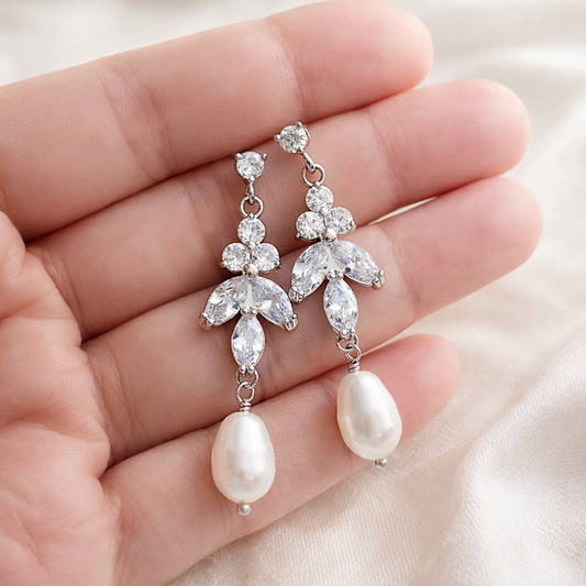 Boucles d'oreilles pendantes feuille d'acacia CZ et perle de poire