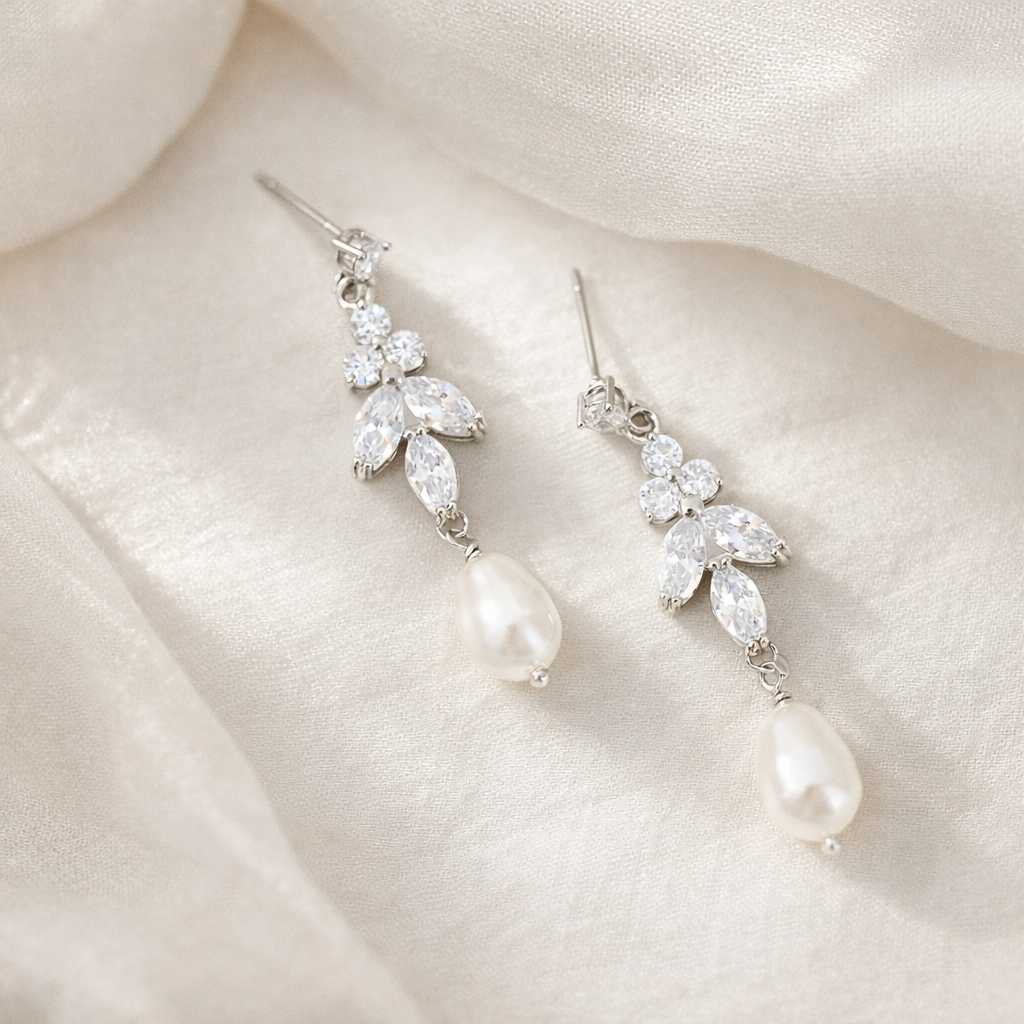 Boucles d'oreilles pendantes feuille d'acacia CZ et perle de poire