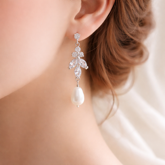Boucles d'oreilles pendantes feuille d'acacia CZ et perle de poire