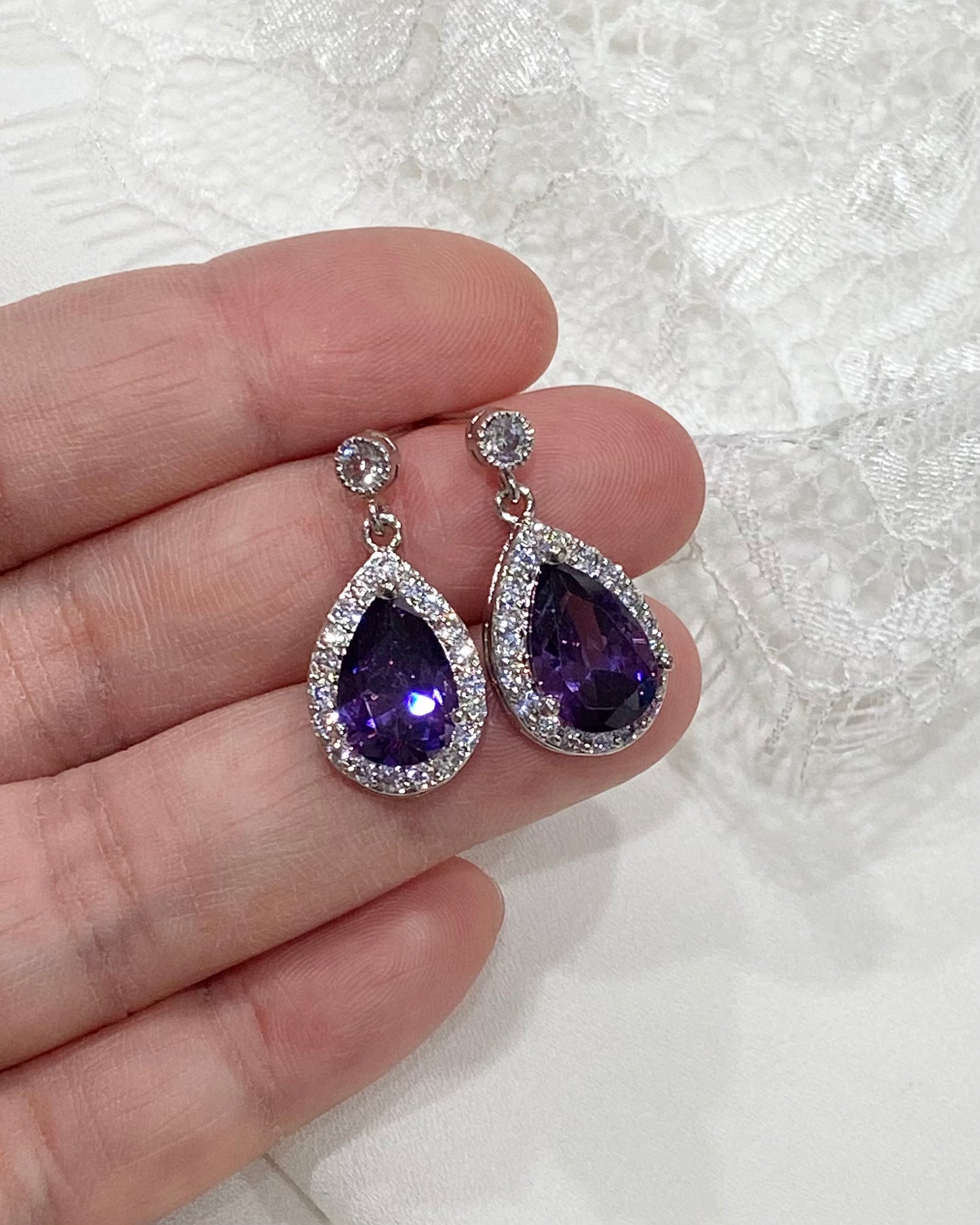 Kasey CZ Petites boucles d'oreilles pendantes en forme de larme avec améthyste 