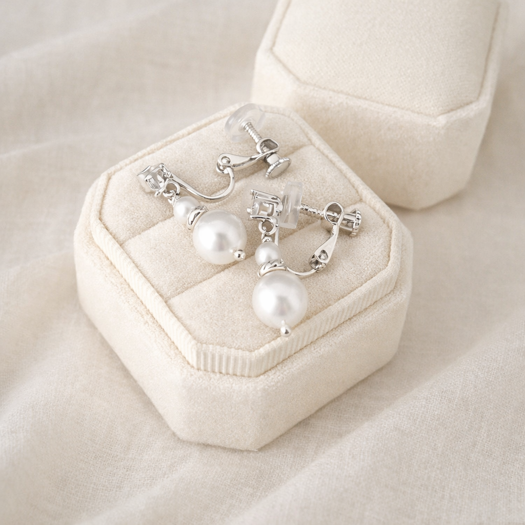 Boucles d'oreilles clips Mischa CZ feuille et perle blanche 