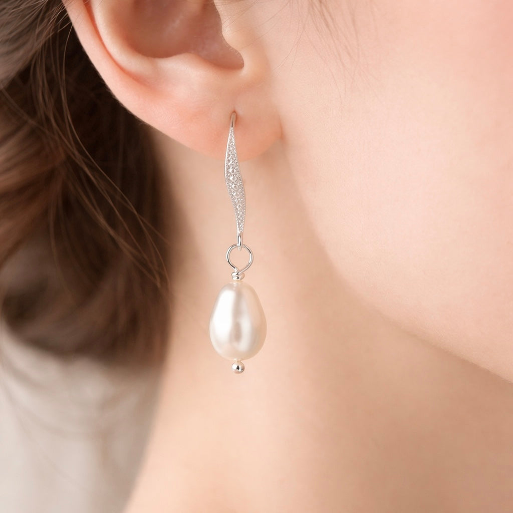 Boucles d'oreilles clips Mischa CZ feuille et perle blanche 
