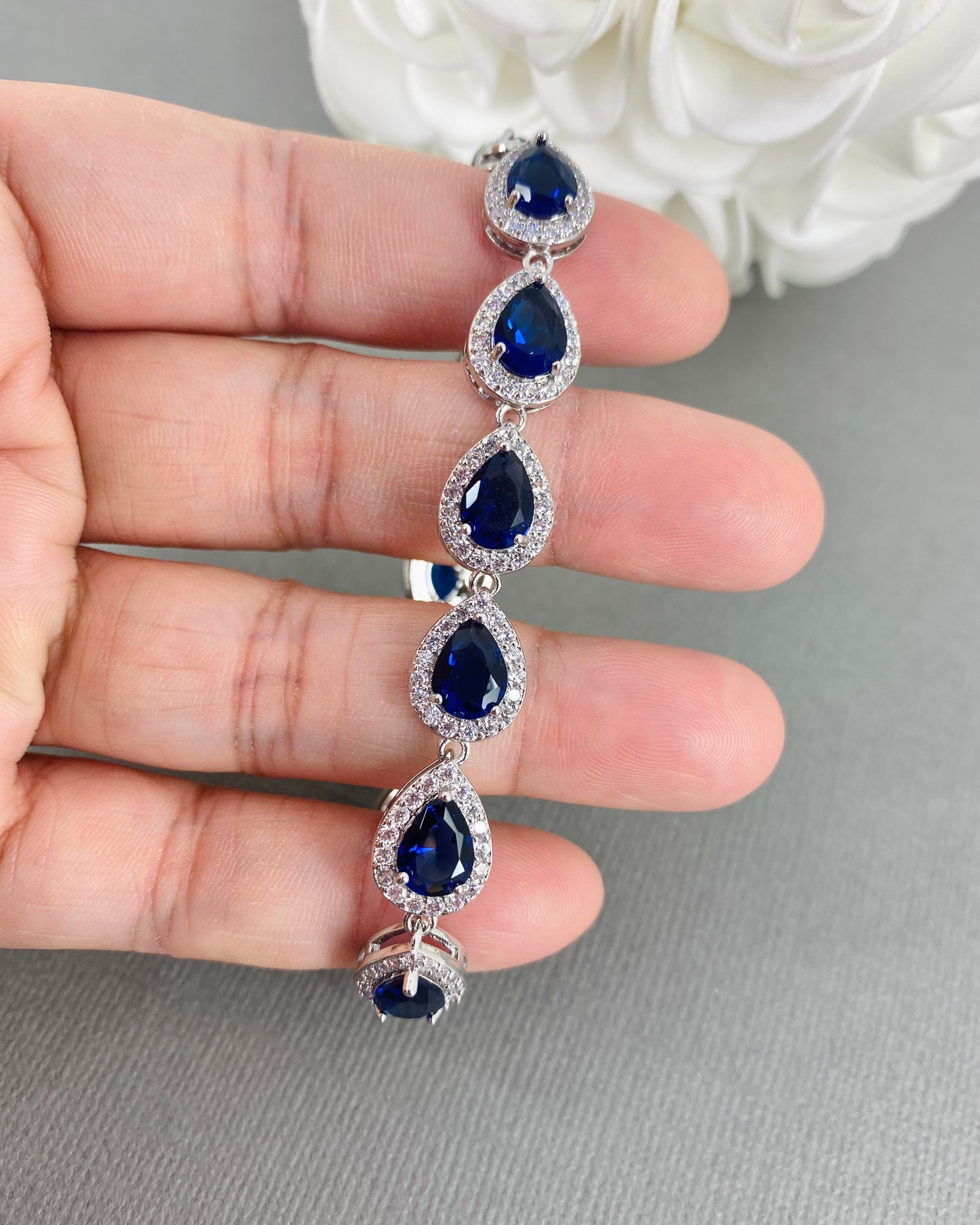 Cena CZ Bracelet en forme de larme bleu saphir plaqué or 18 carats 