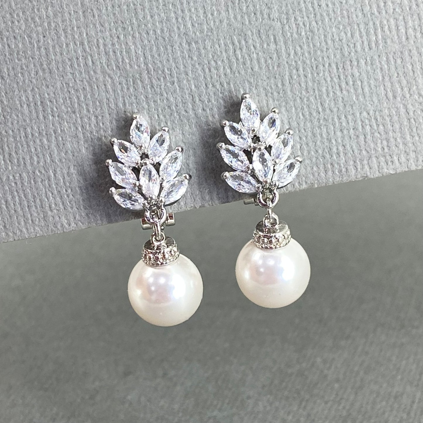 Boucles d'oreilles clips pendantes en perles Madeline Marquise 