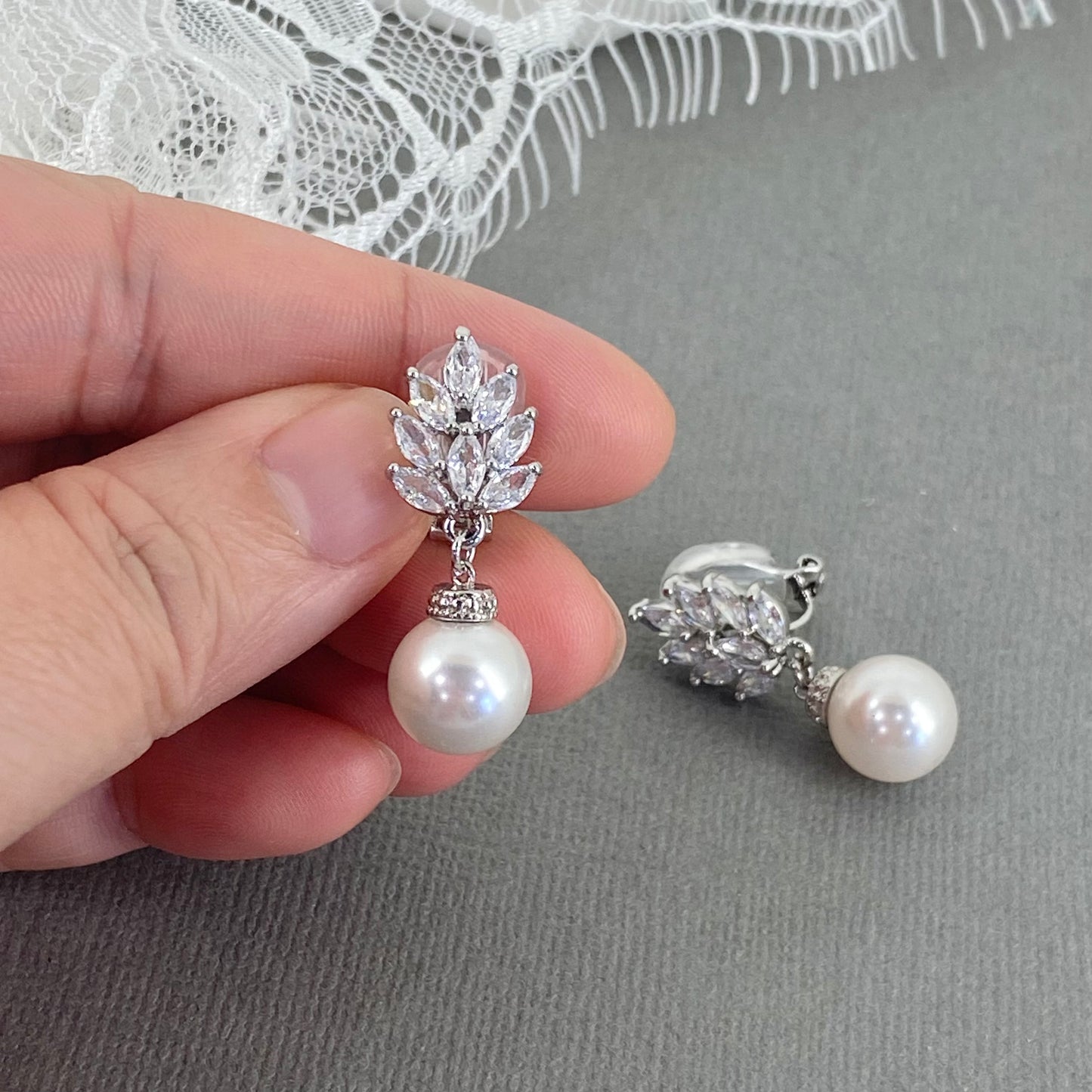 Boucles d'oreilles clips pendantes en perles Madeline Marquise 