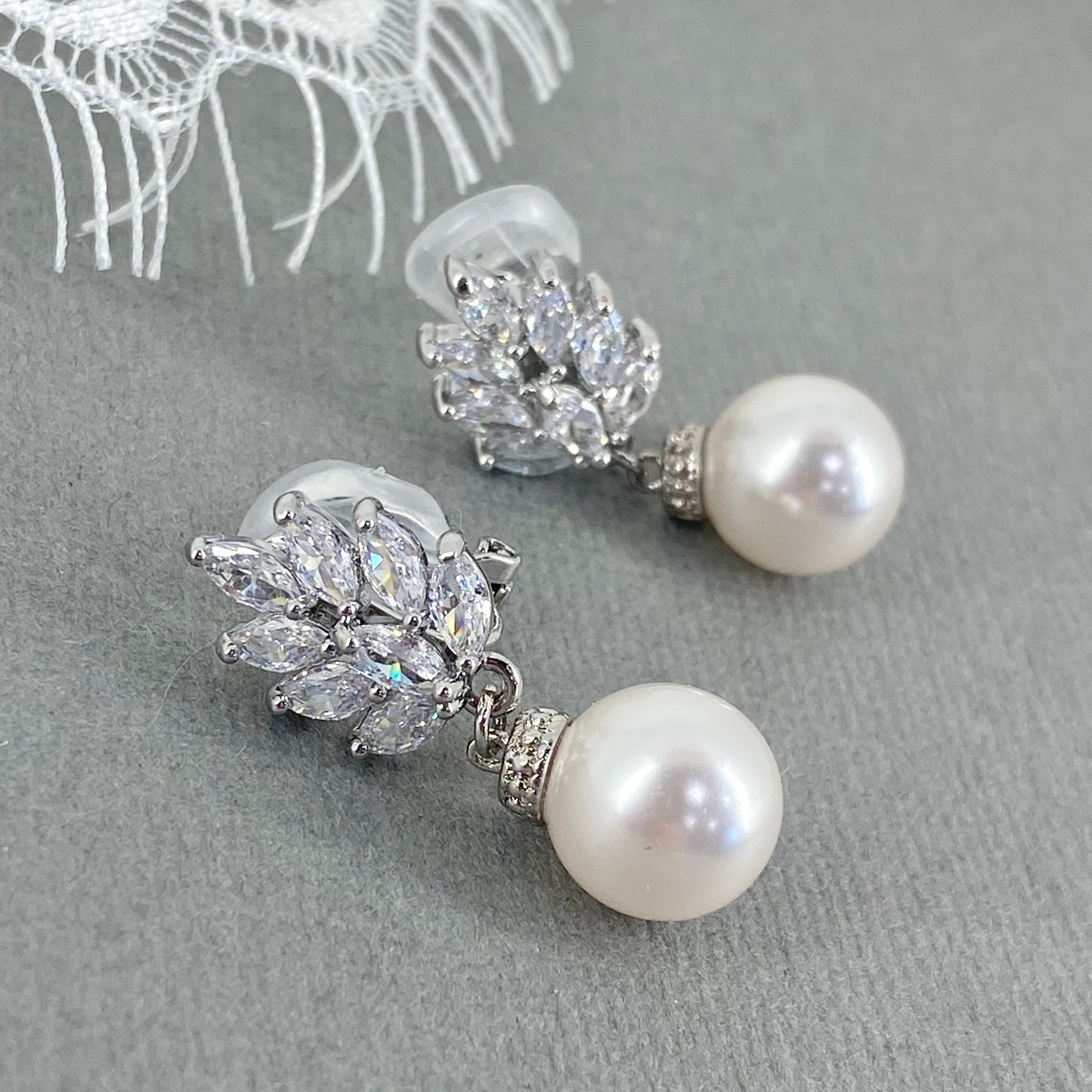 Boucles d'oreilles clips pendantes en perles Madeline Marquise 