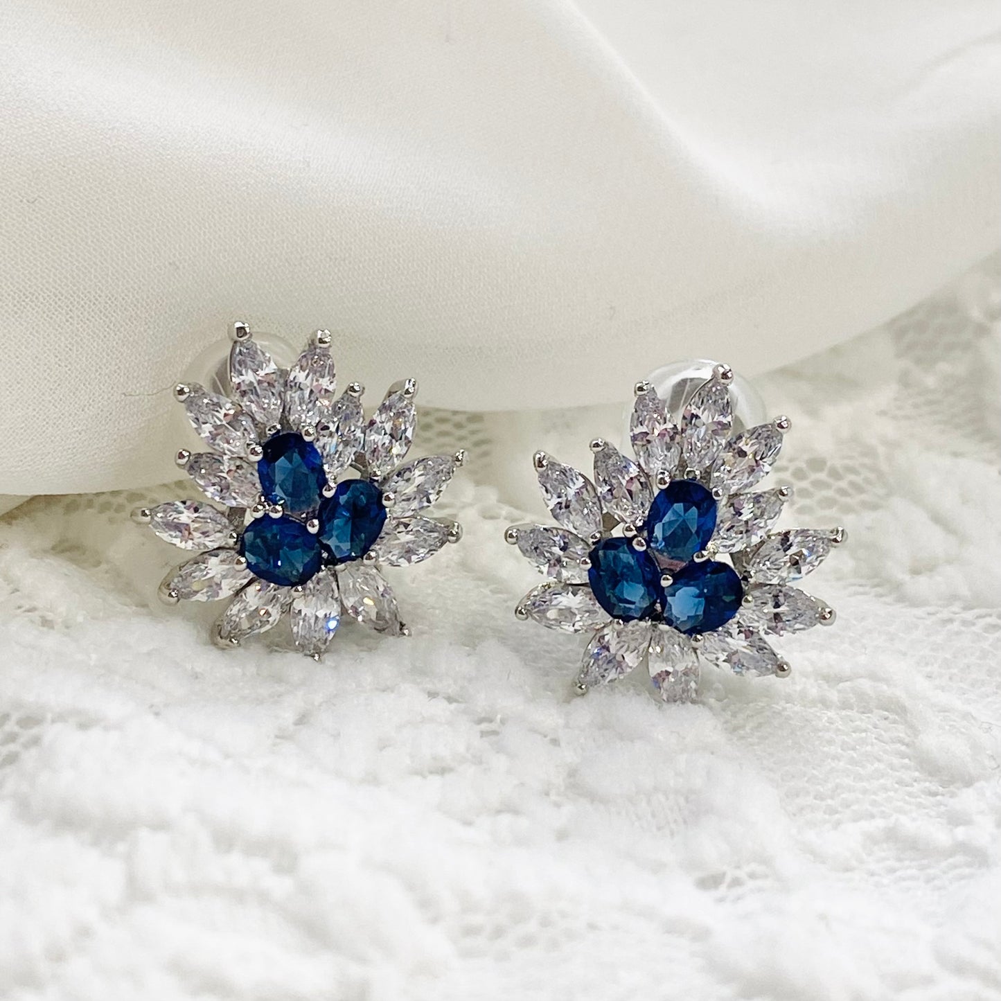 Boucles d'oreilles à clips Macie CZ Something Blue Flower 