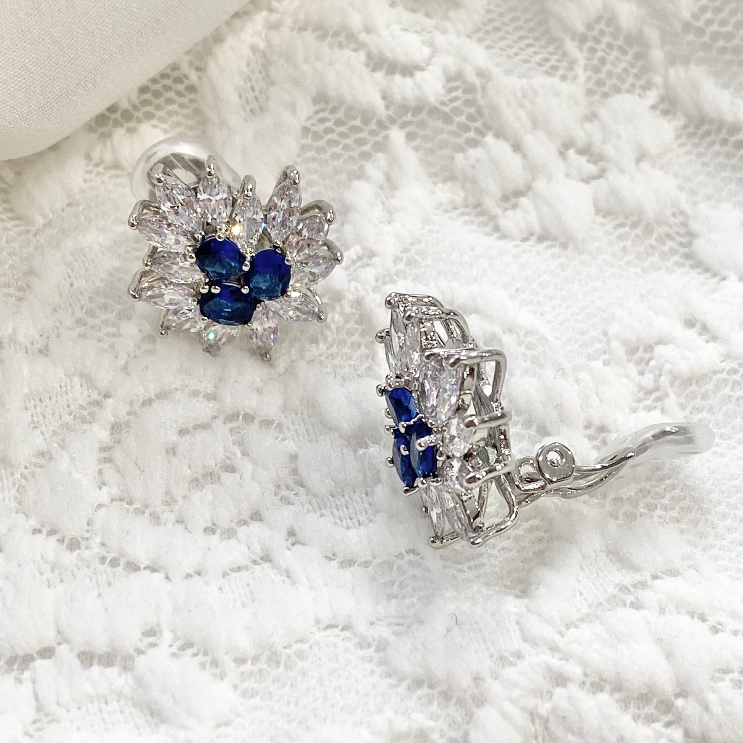 Boucles d'oreilles à clips Macie CZ Something Blue Flower 