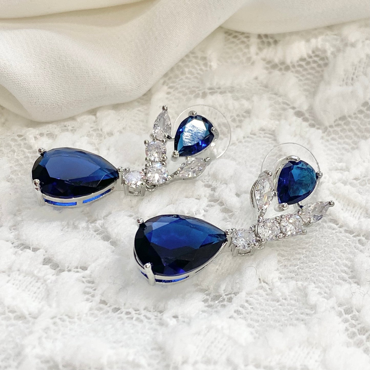 Boucles d'oreilles florales Saber Something Blue CZ 