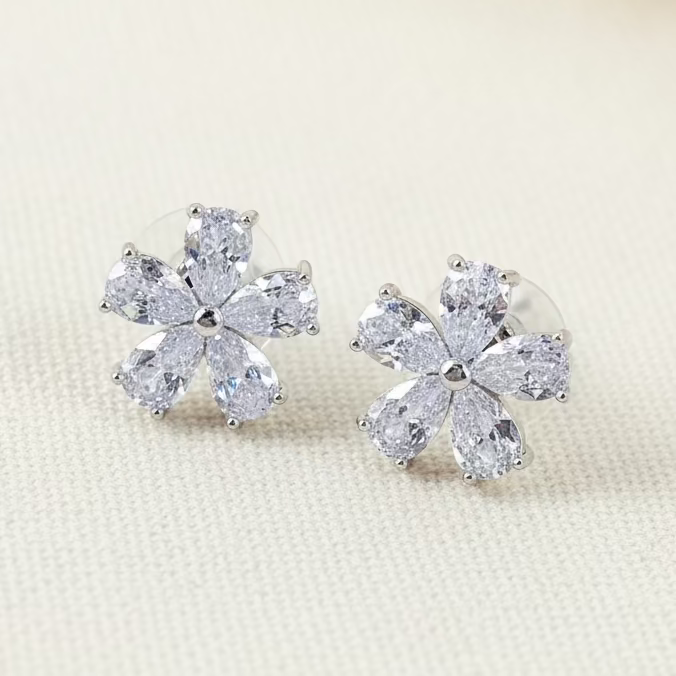 Boucles d'oreilles à tige avec petites fleurs Kaia CZ 