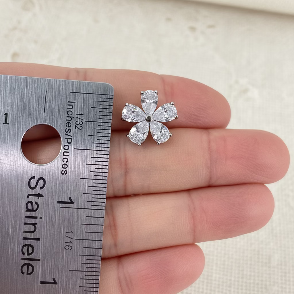 Boucles d'oreilles à tige avec petites fleurs Kaia CZ 
