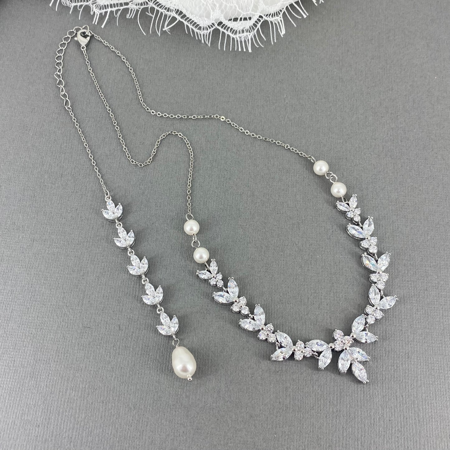 Ensemble collier et boucles d'oreilles Paige 2 pièces en zircone cubique avec fond floral et perles 