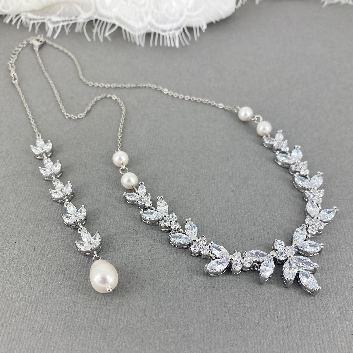 Ensemble collier et boucles d'oreilles Paige 2 pièces en zircone cubique avec fond floral et perles 