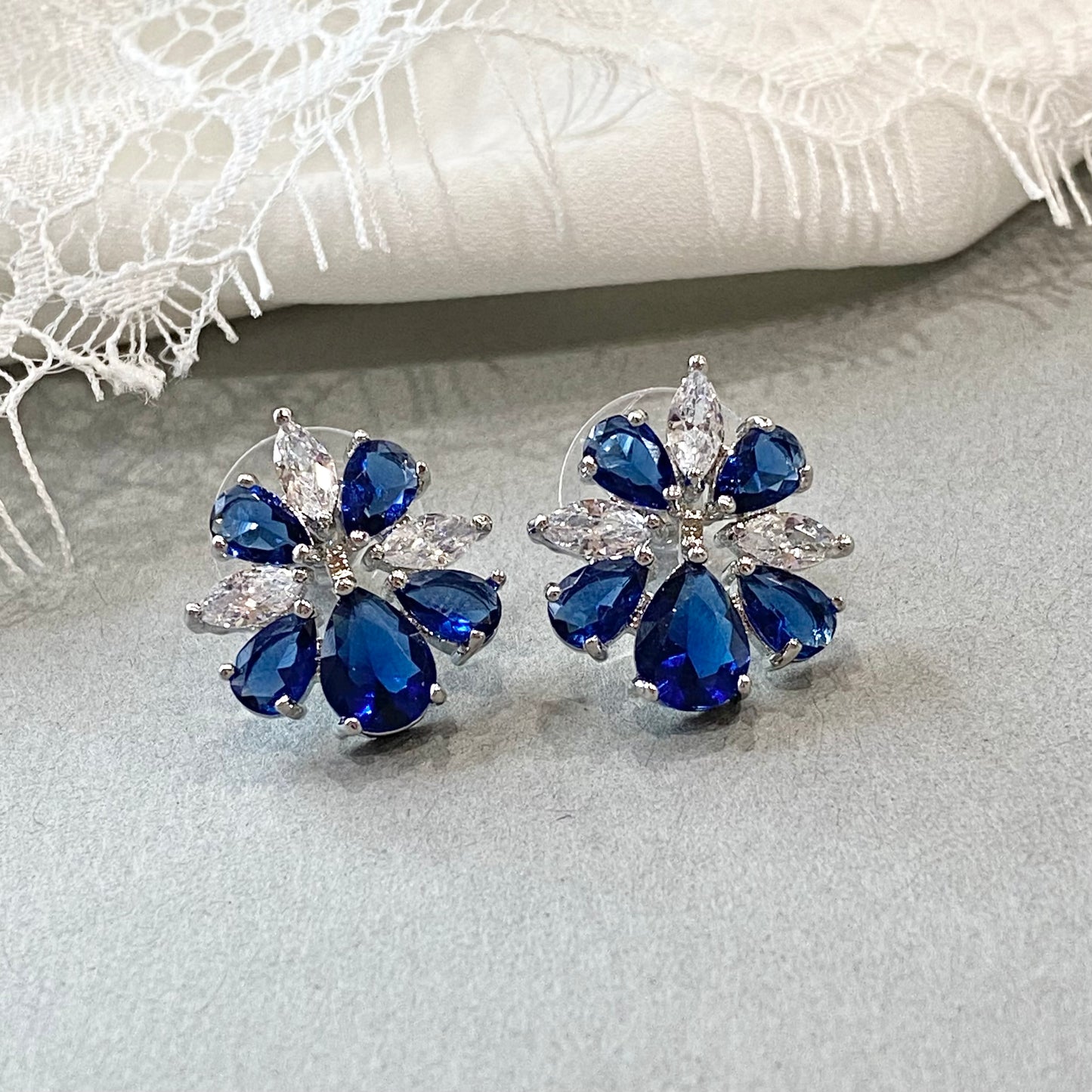 Boucles d'oreilles florales Shania Something Blue CZ 