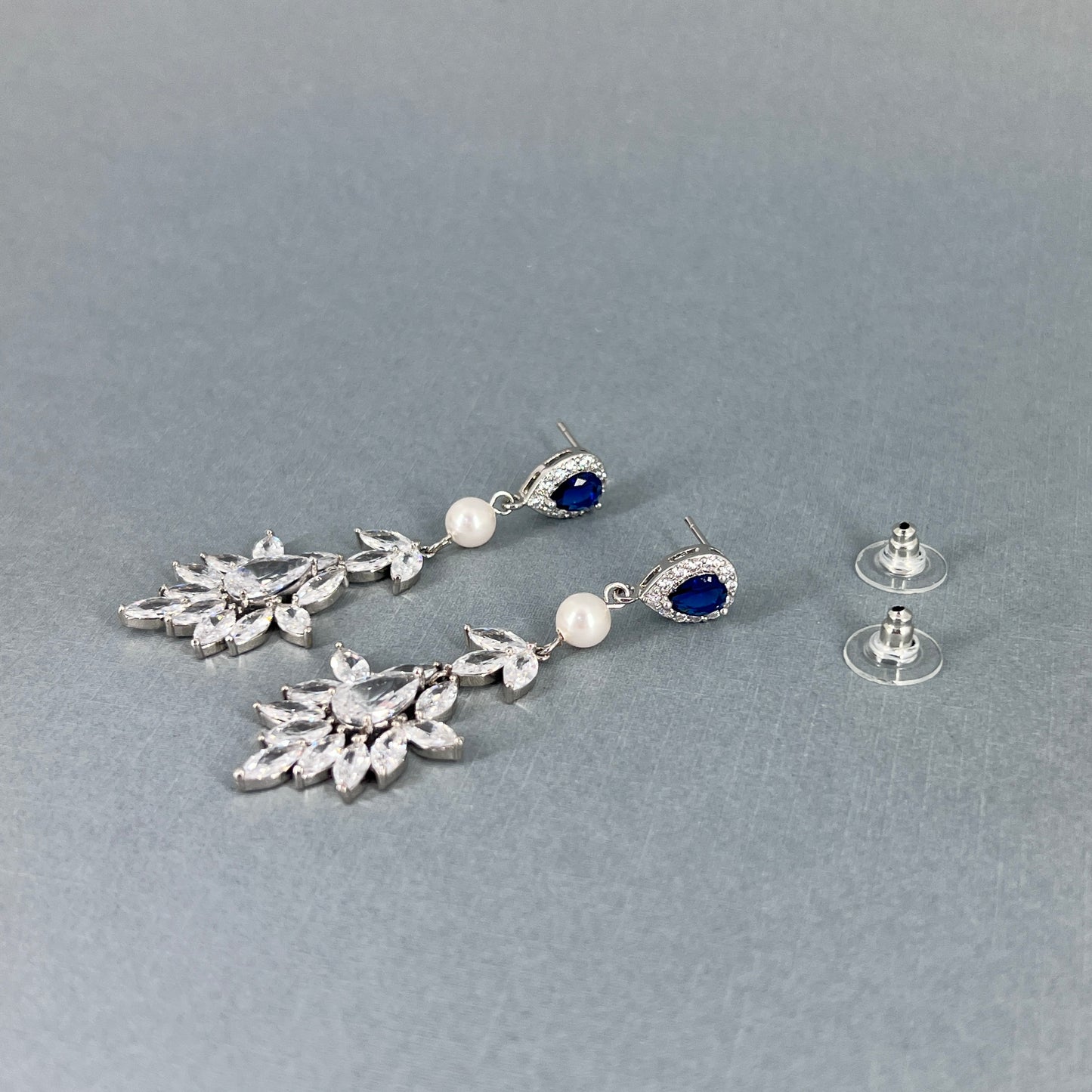 Boucles d'oreilles Adalyn CZ Leaf Long Drop 10 mm avec perles 