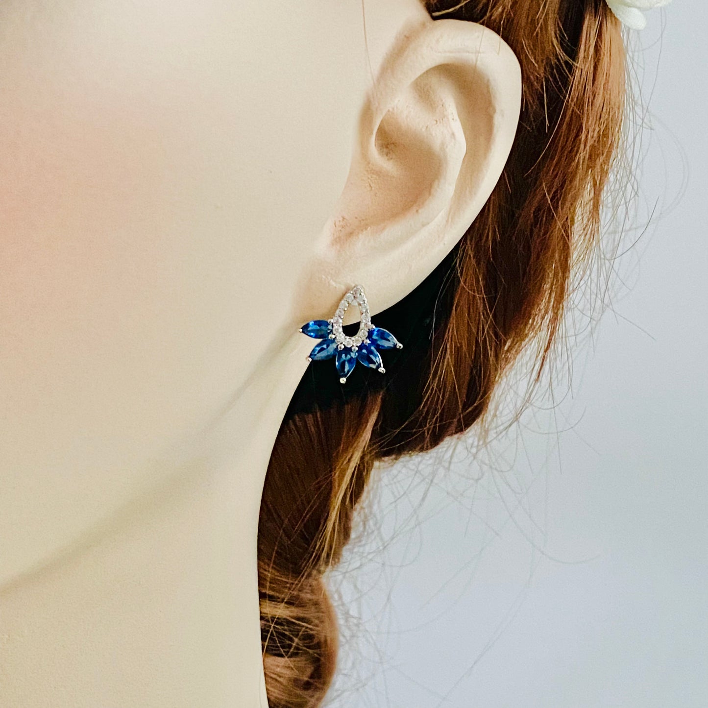 Boucles d'oreilles à tige avec zircones bleues Sandy Something 